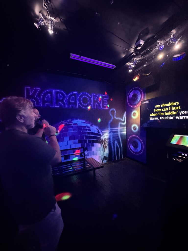 Groep zingt karaoke liedjes