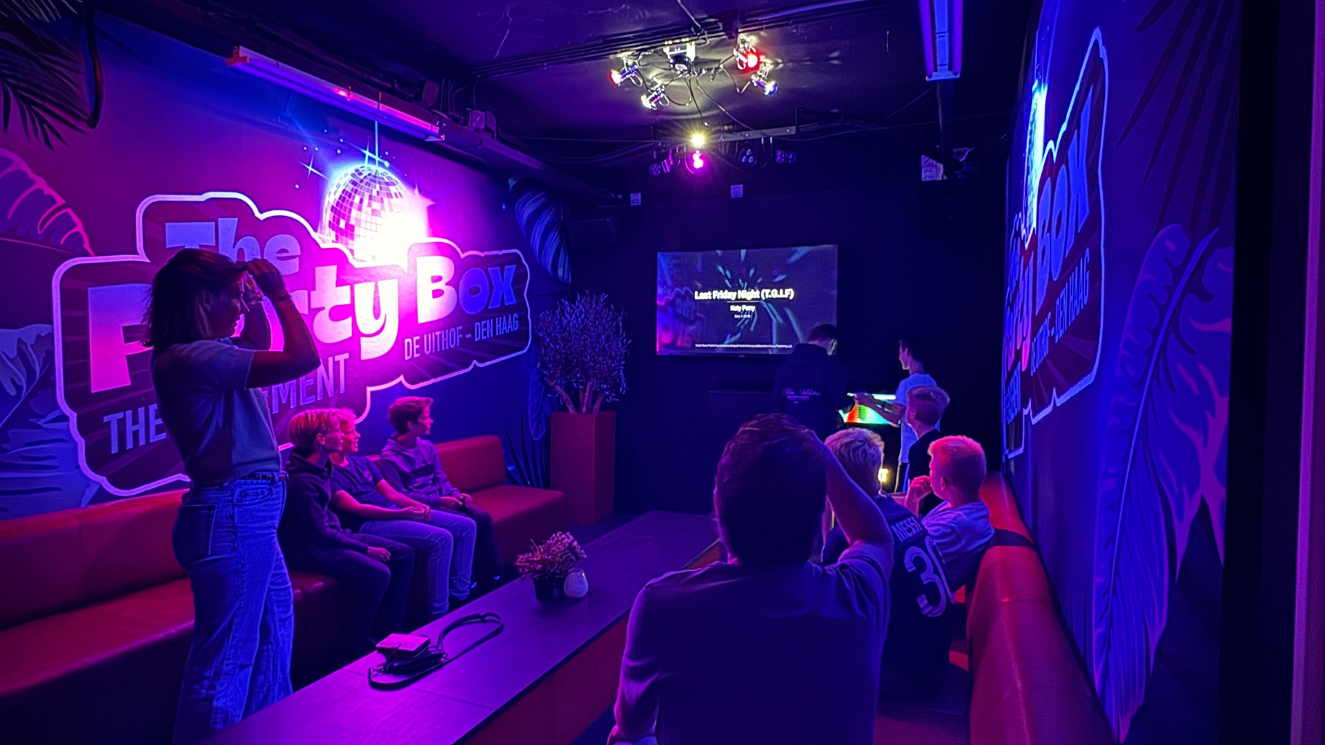 Groep zingt karaoke